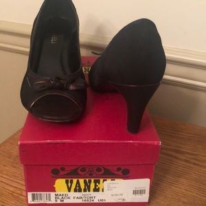 Vaneli 1.5” black/brown open toe high heel shoes